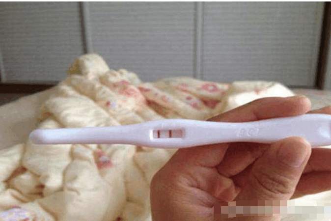 孕妇怀孕期间熬夜玩游戏追剧, 家人劝说不听, 孕检后才知后悔