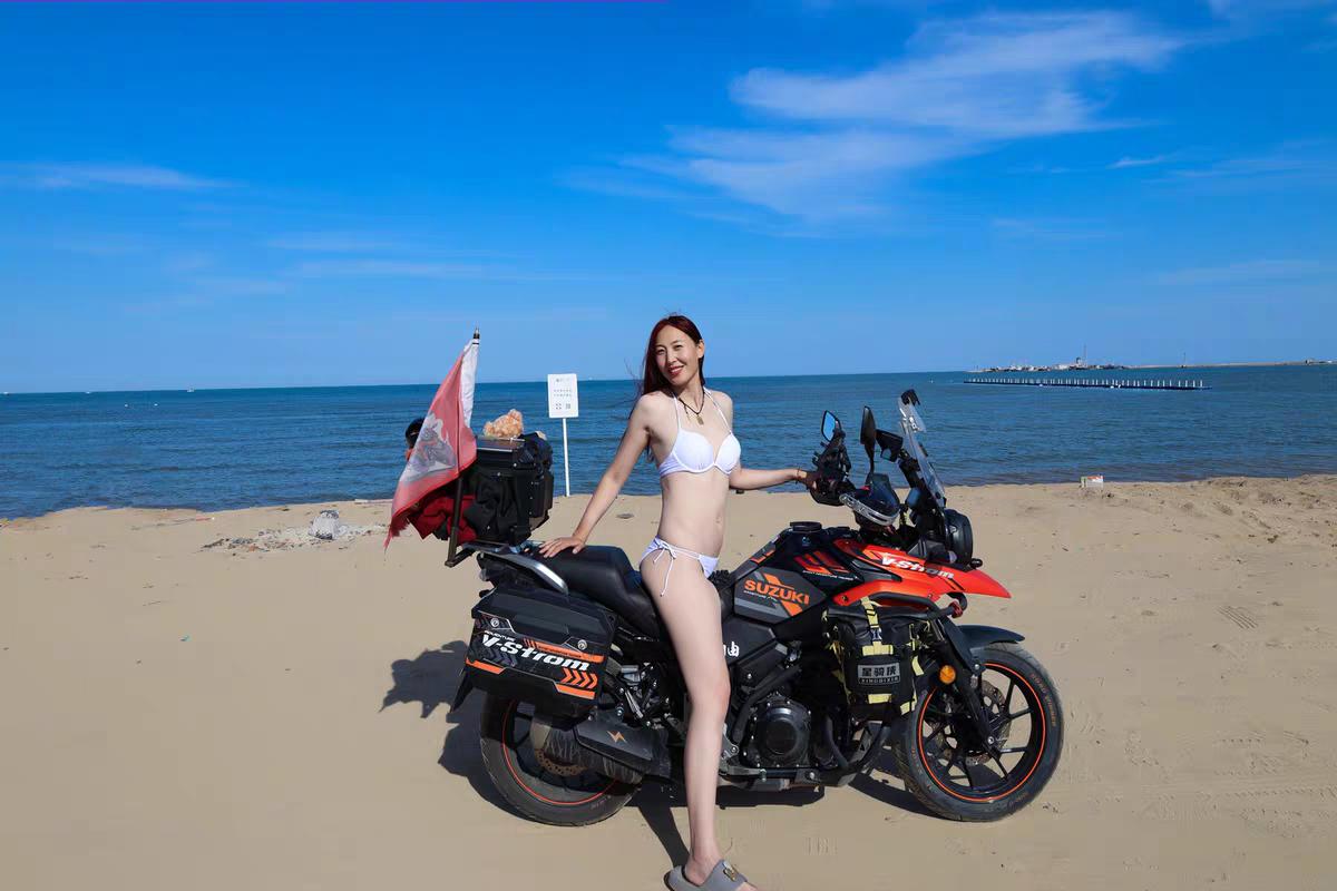 白色比基尼女孩和机车。
