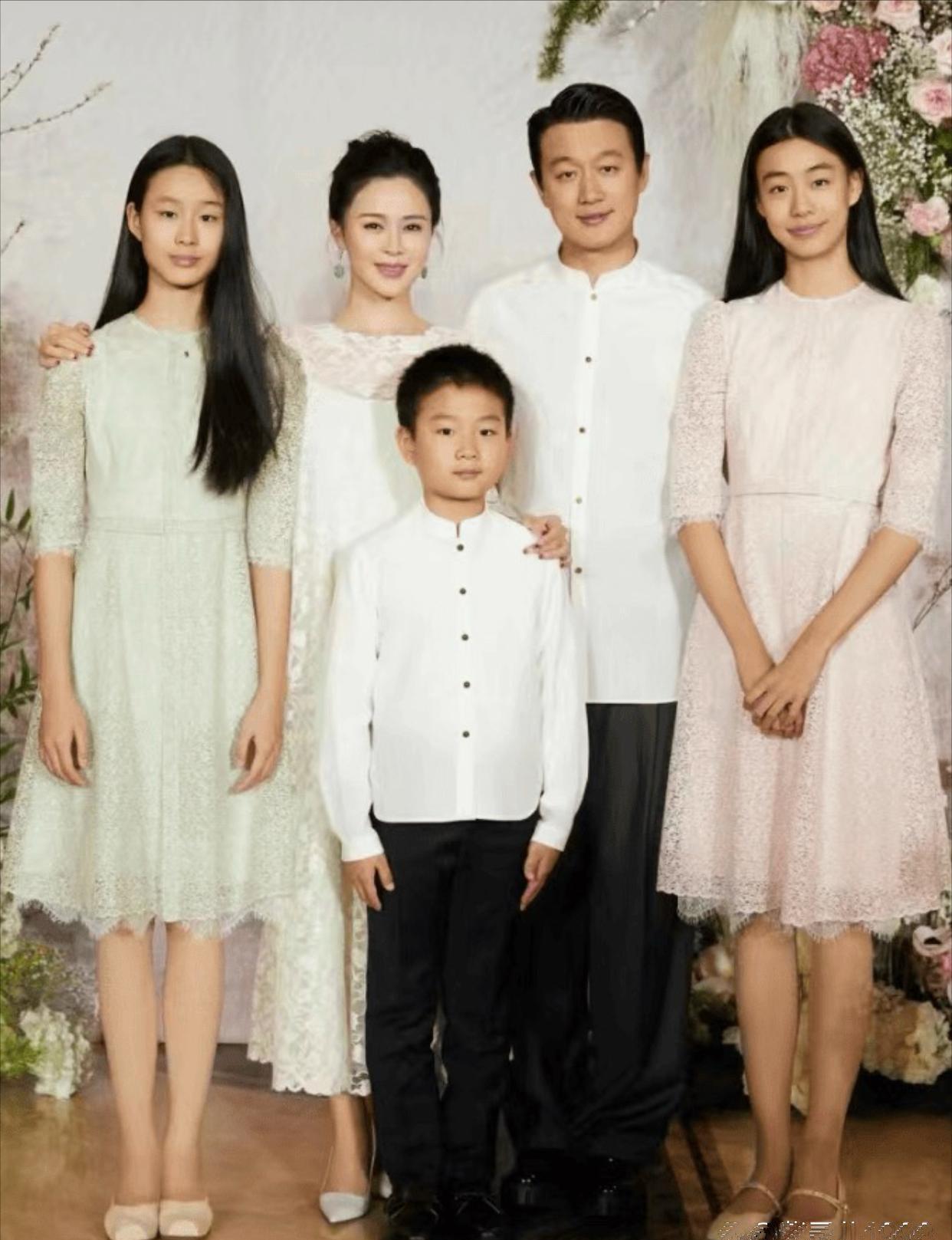 看了佟大为全家福，我一度以为关悦只是去“友情客串”了一下。真的。三个娃，一个