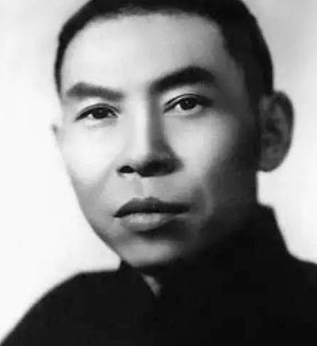 杜月笙为了检查小儿子是否聪明，在桌上放了银元、金条和钞票，说：“儿子，这三样东西