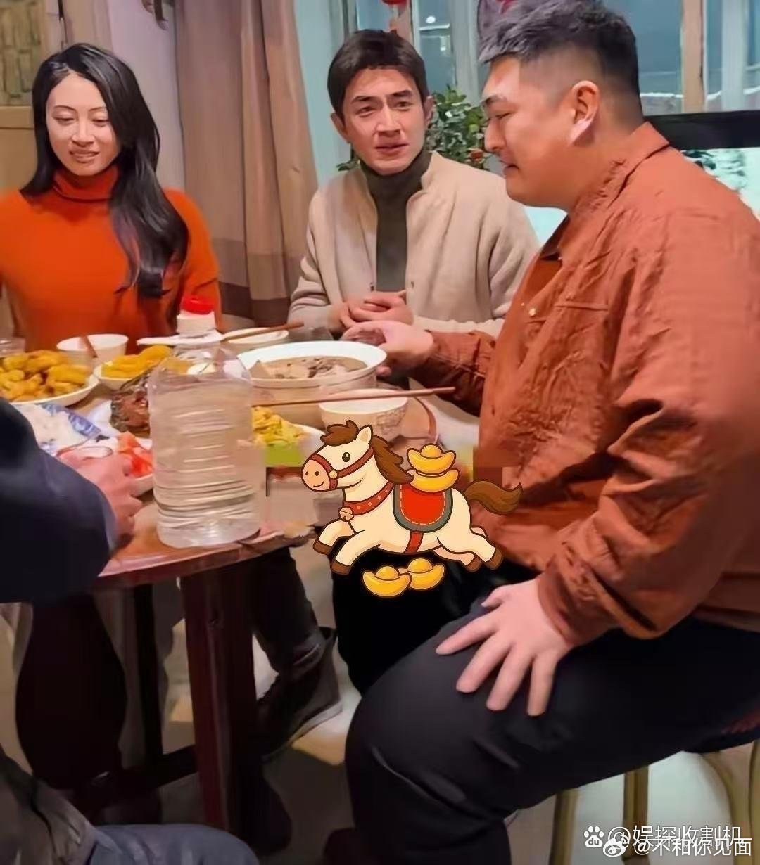 赵本山儿子大牛与林更新等人聚餐，近距离看他还是那么肥硕啊！意外的是大明星们竟然喝散酒，吃的也不是大鱼