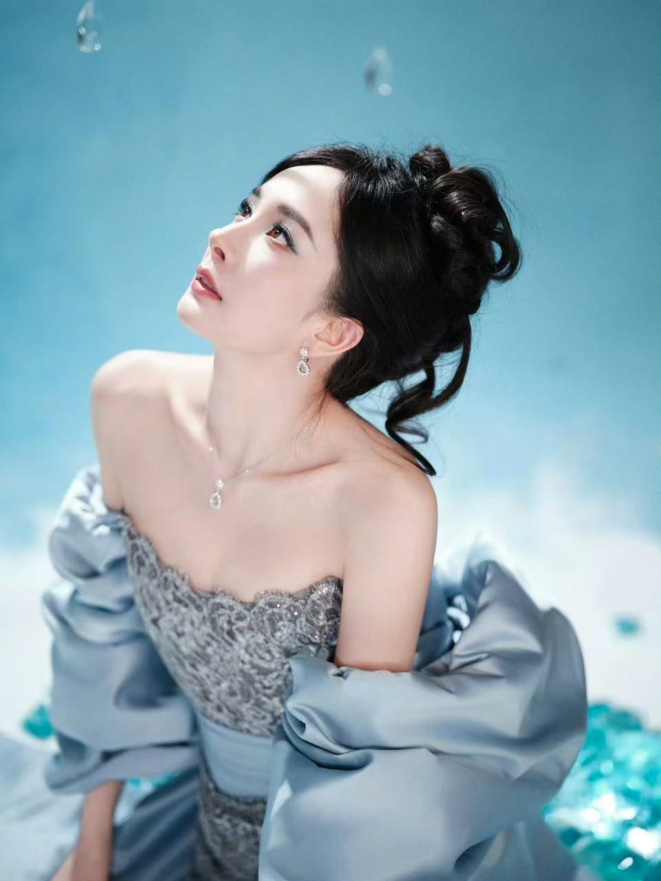 杨幂蓝色蝴蝶结抹胸裙美得不行姐杨幂杨幂蓝色玛丽猫