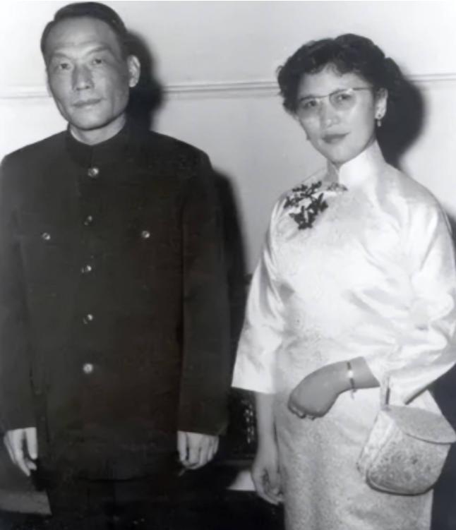 1982年，中央统战部副部长熊向晖已经63岁了，他从领导的岗位上退下来了，当叶剑