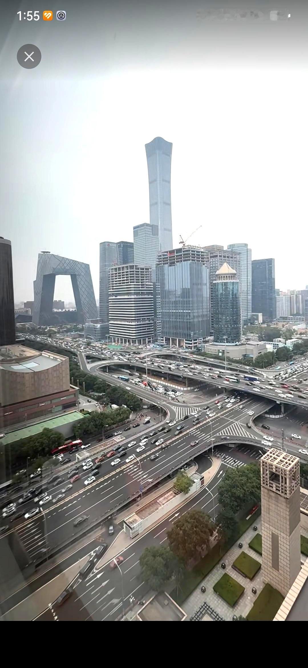 今天聊个挺扎心的事儿，关于北京人口疏解。大家都喊着要疏解，要往外迁，可现实呢？