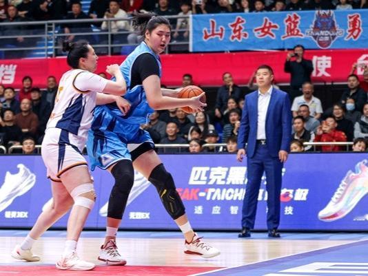 张子宇WCBA首秀，优势和劣势均有展现2米26的张子宇迎来了成年人职业联赛的