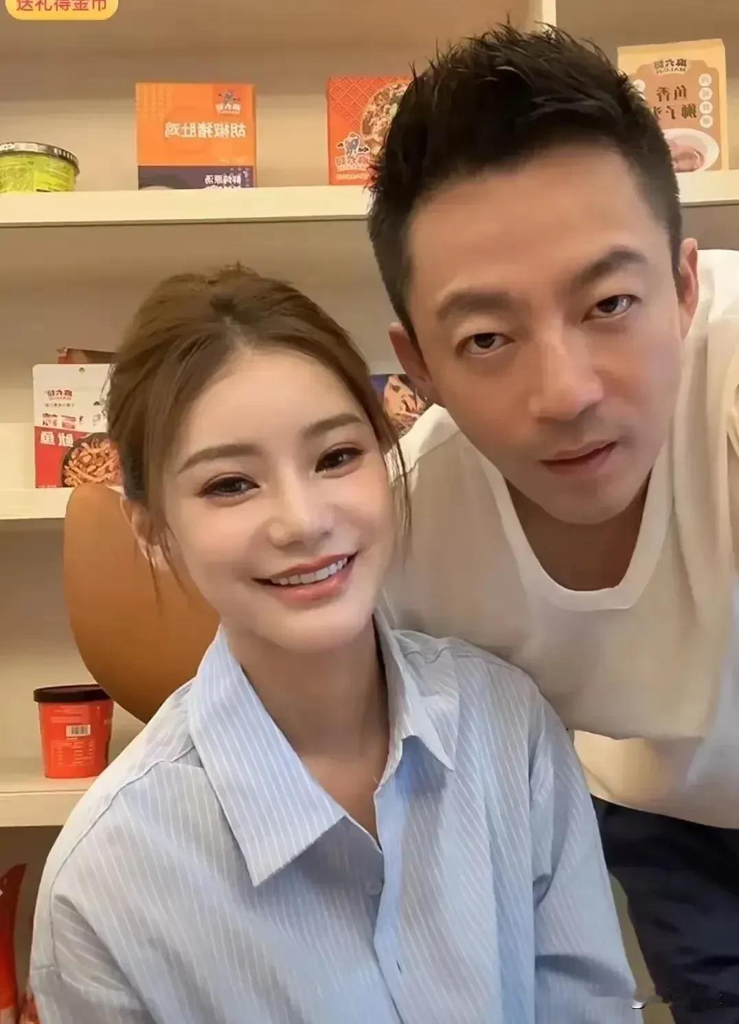 小玥儿和马筱梅亲密无间，不仅有说不完的悄悄话，作业不会了也求助马筱梅，马筱梅笑说