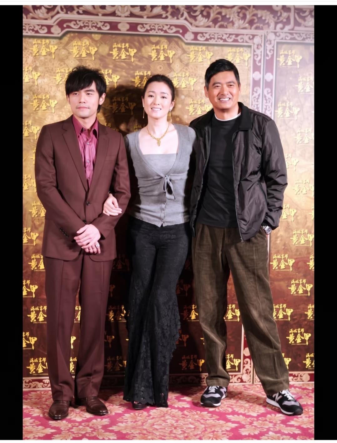巩俐这上衣看着太廉价了，和她高贵的身份有点不符。