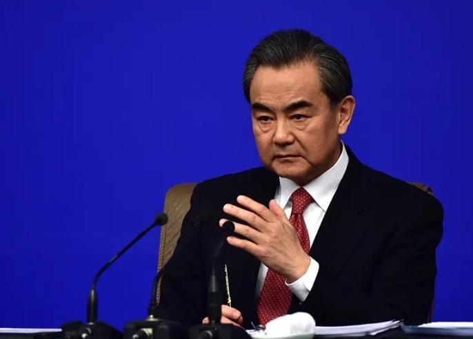 王毅说得很直接：问题应该由制造问题的人来解决，高市早苗这关躲不过去。岩屋毅带着
