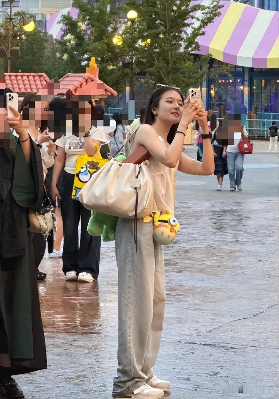 李兰迪环球影城素颜生图流出，个子娇小仅158，颜值碾压全场路人
