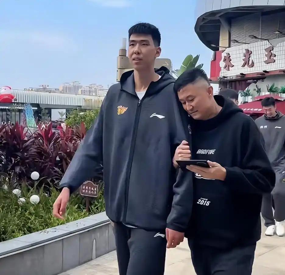 其实广东宏远季后赛第一轮打广州龙狮挺好的。不管谁最终能够晋级下一轮，对于广东篮球