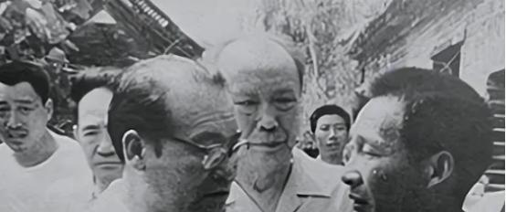 1979年的一次大会上，杨显东大胆发言，直指陈永贵的问题，他表示：“我认为全国推