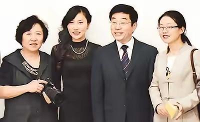 中国有个现象特别有意思。一群高学历、留过洋、见过世面的海归精英，隔三差五站出来