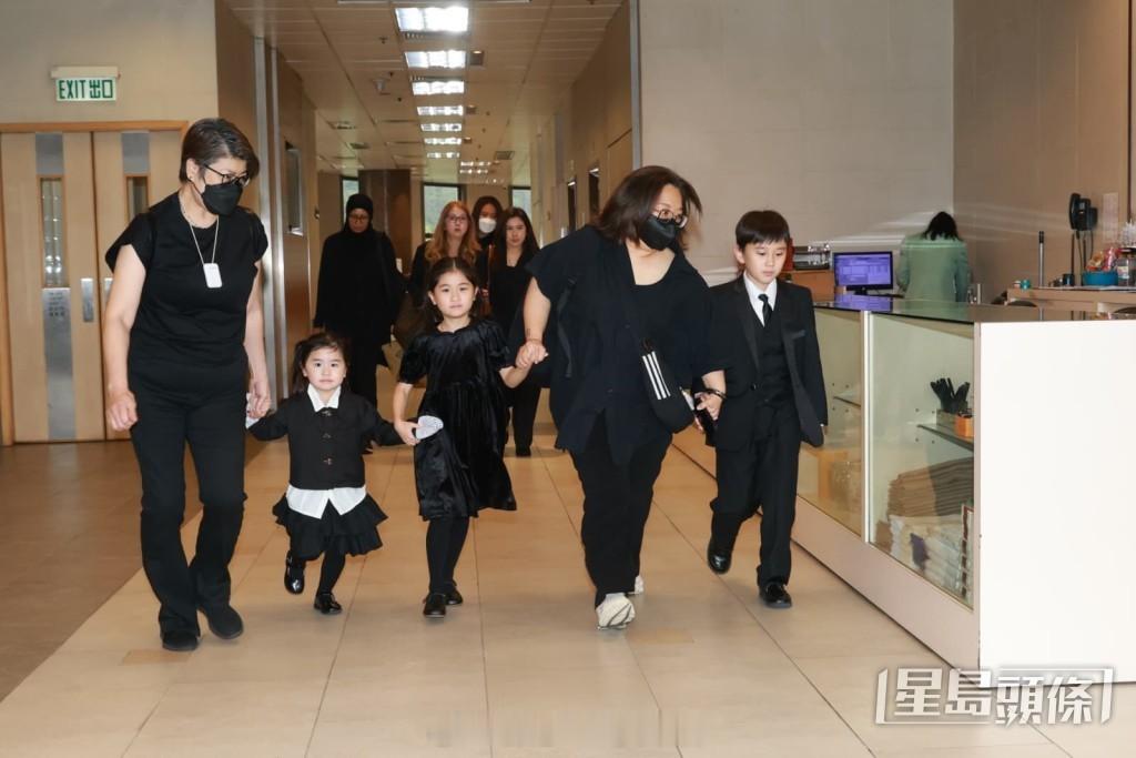 星岛：施明丧礼丨李家鼎悲痛难支需人搀扶李泳汉捧母亲遗照李泳豪随行神情肃穆施明丧