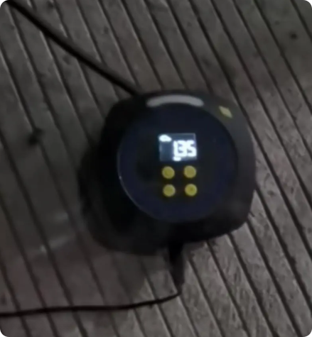 湖南，一贵州车牌皮卡男子在湖南长芷高速爆胎，叫来换胎师傅后却因加气问题起了争执。