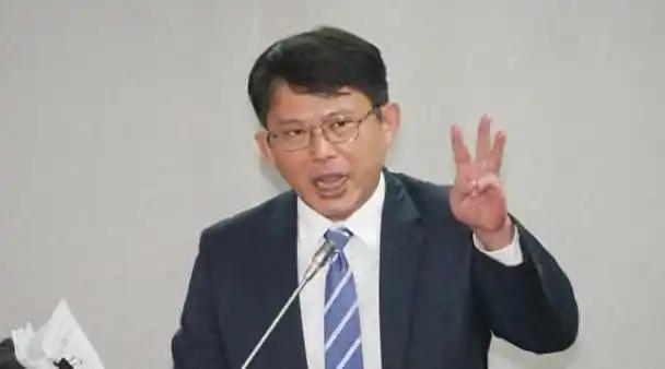 就在刚刚，台‘民众党主席’黄国昌发表声明，8月17日，赖清德宣布，“明年