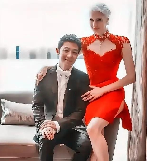 八年前亿万豪门千金李白执意要嫁给撒贝宁，甚至与父亲决裂，如今八年过去，彻底印证了