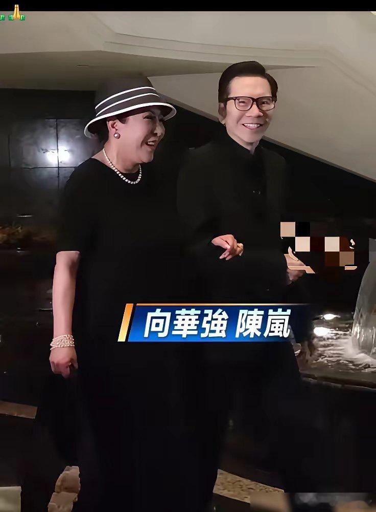 施南生追思会上，全场肃穆，唯独向华强和向太，脸上连装都不想装。网友骂他俩冷血，质