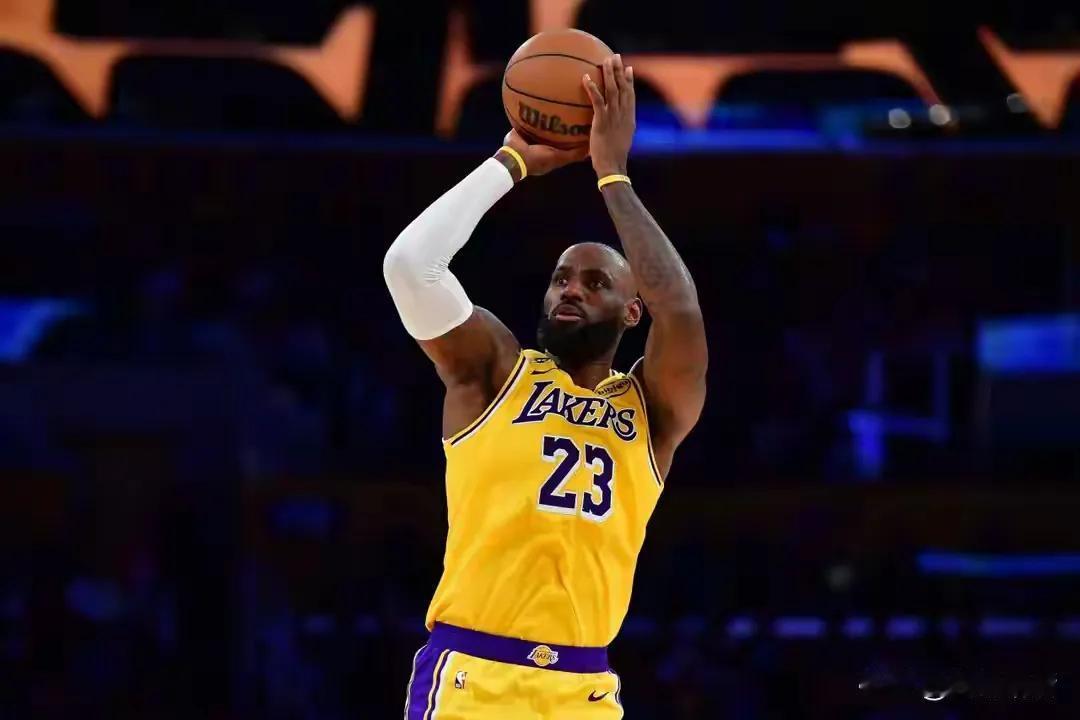 詹姆斯成香饽饽？今夏詹姆斯领衔最大牌自由球员，势必成为多支球队疯抢的目标。那