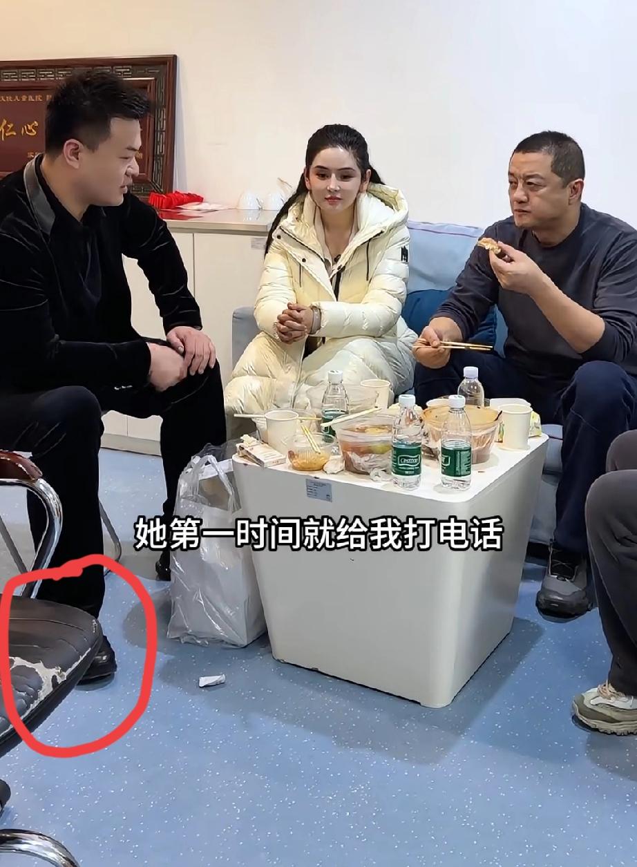 李亚鹏医院的凳子都是破皮的，怪不得都说不可思议居然有人能把医院干倒闭，确实每一分