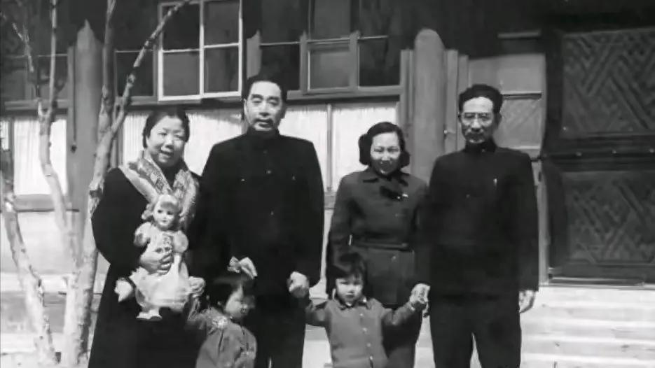 这张1955年的全家福太暖了！周总理和邓大姐，跟亲弟弟周恩寿一家站在一起，笑容特