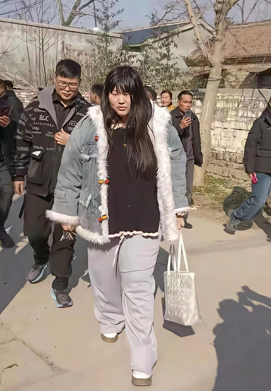 大衣哥真是耽误了女儿，曾经女儿过着普通人生活，漂亮自信，可惜后来大衣哥成名朱雪梅