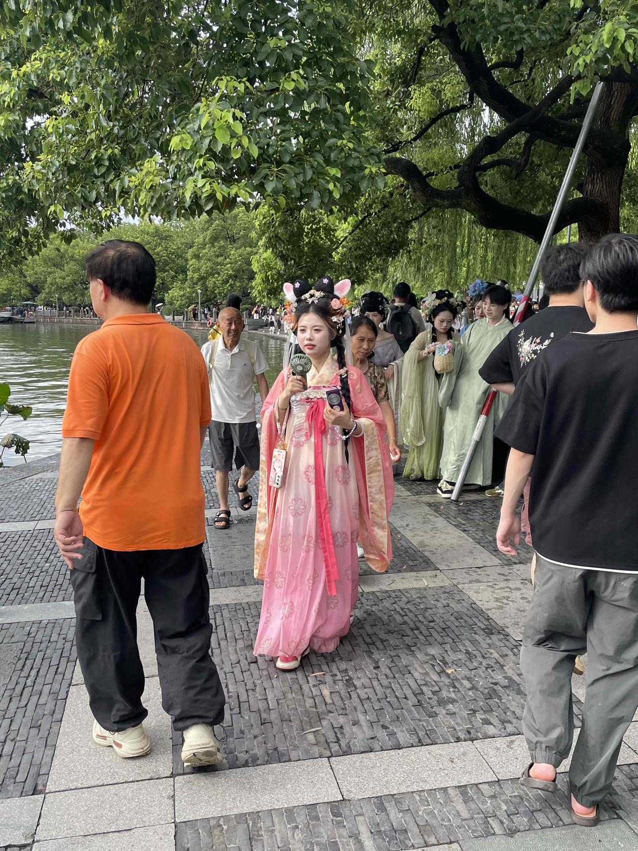 杭州西湖真是个神奇的地方，说它美女如云一点都不夸张。七月里，西湖风景如画，漫步湖
