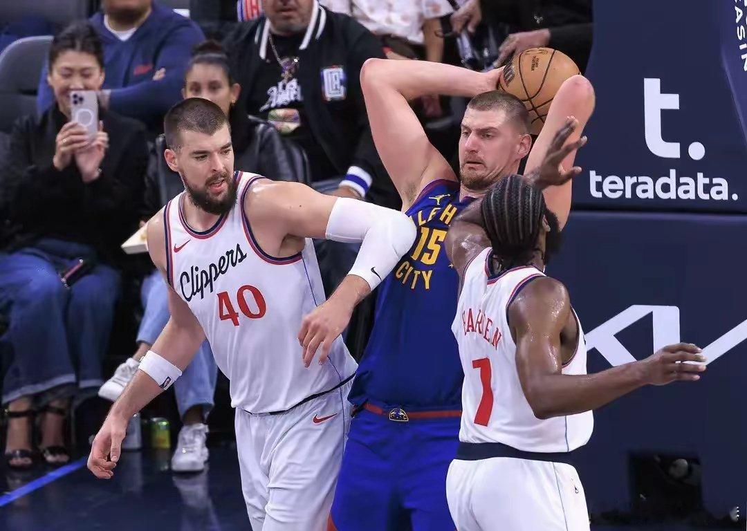 北京时间2025年5月2日，NBA季后赛迎来了一场焦点对决，洛杉矶快船与丹佛掘金