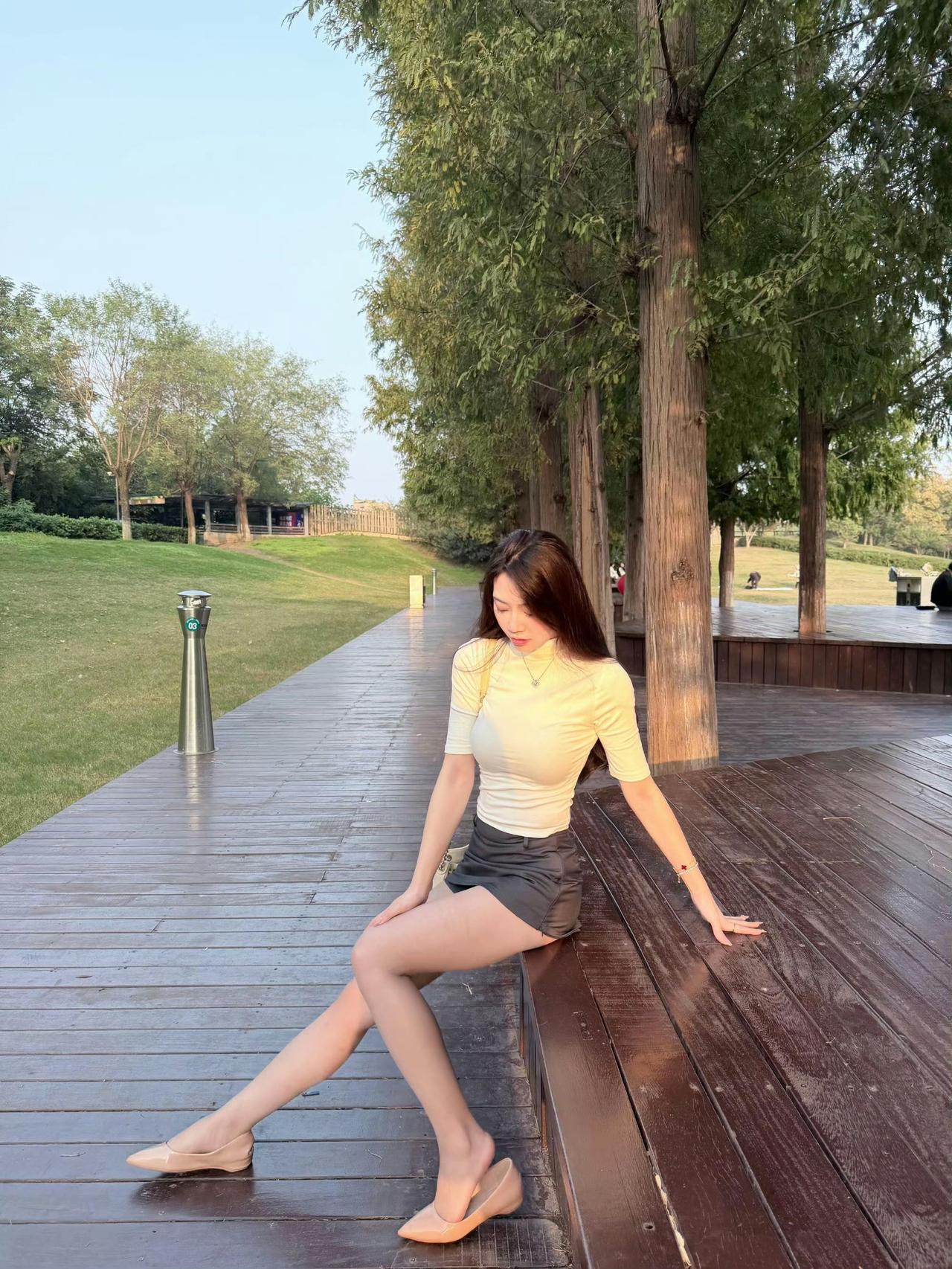 绿树荫中坐，清风拂面来。