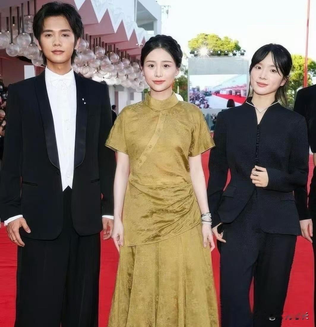 你看这张红毯同框图，李思潼Dior高定加CHAUMET珠宝，全身上下写满“顶