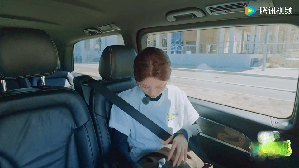 杨超越一生要出片的中国女人果然女生都想要拍出好看的照片，看到杨超越的操作也是现实
