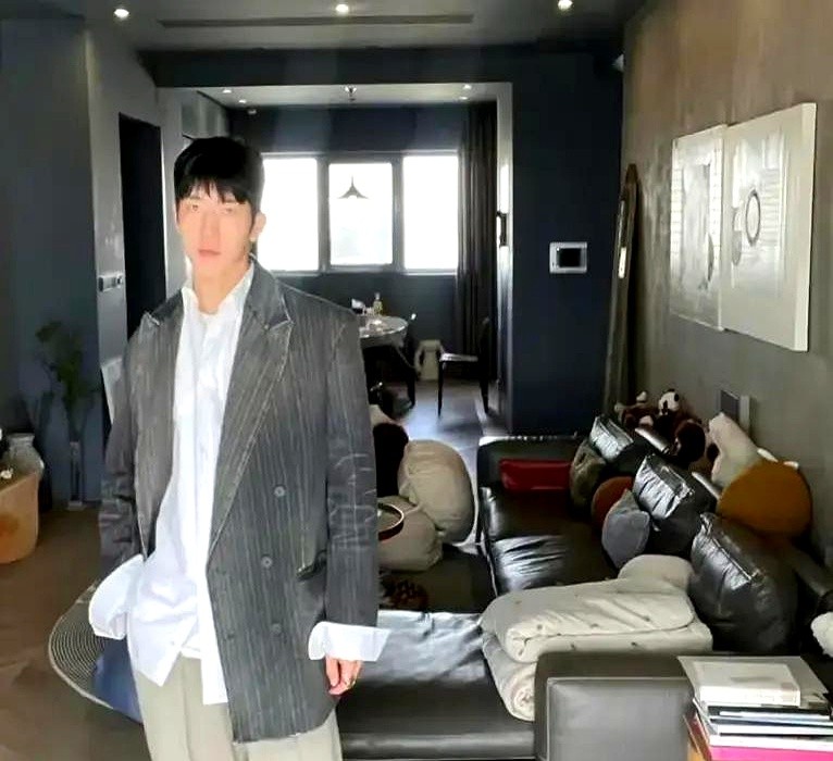 花了三千多万买的四百平豪宅，白天在屋里还得开灯。井柏然在北京的复式豪宅，早前硬核得像个防空洞。墙面全