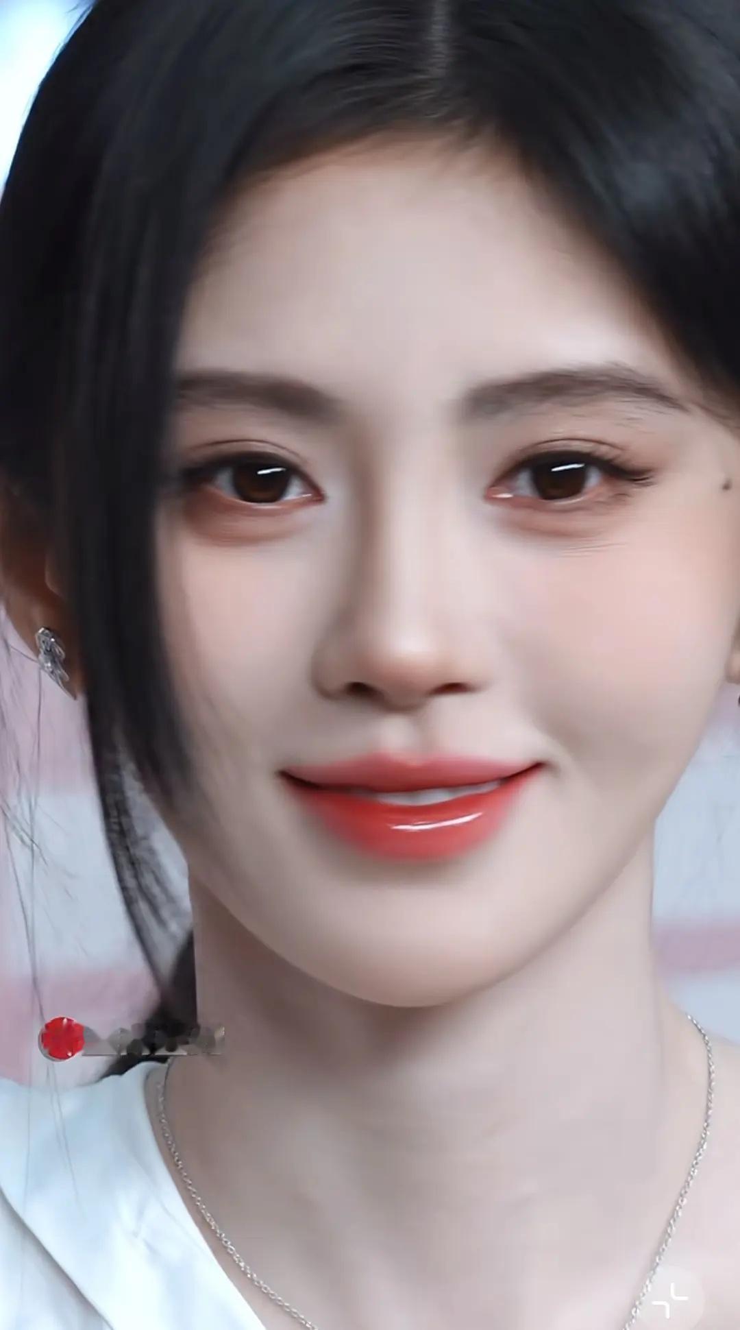 鞠婧祎就是有一种任何生图都像精修的本领！