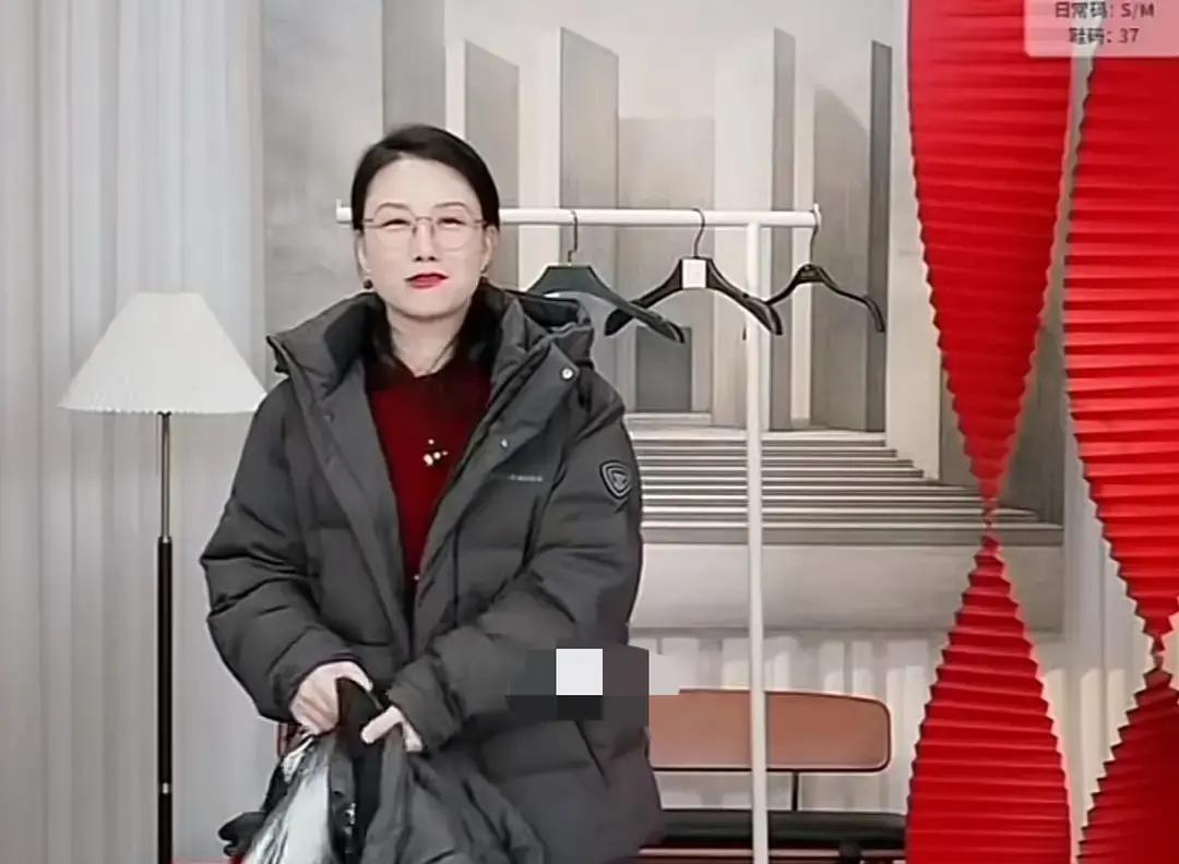 潇潇直播随口一句“我老公今年又要去跟宇辉跨年”，弹幕瞬间炸锅。去年她家属坐第一