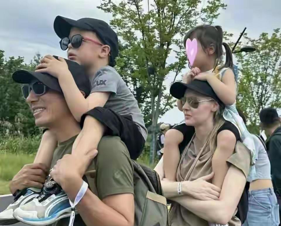撒贝宁这回真是人生大赢家。龙凤胎儿女双全就算了，今年五一他爸直接带着二十多个加拿