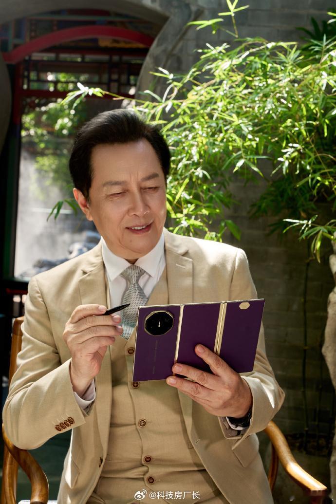 唐国强用的华为MateXTs，前段时间还去线下看了华为MateX7，这样还能