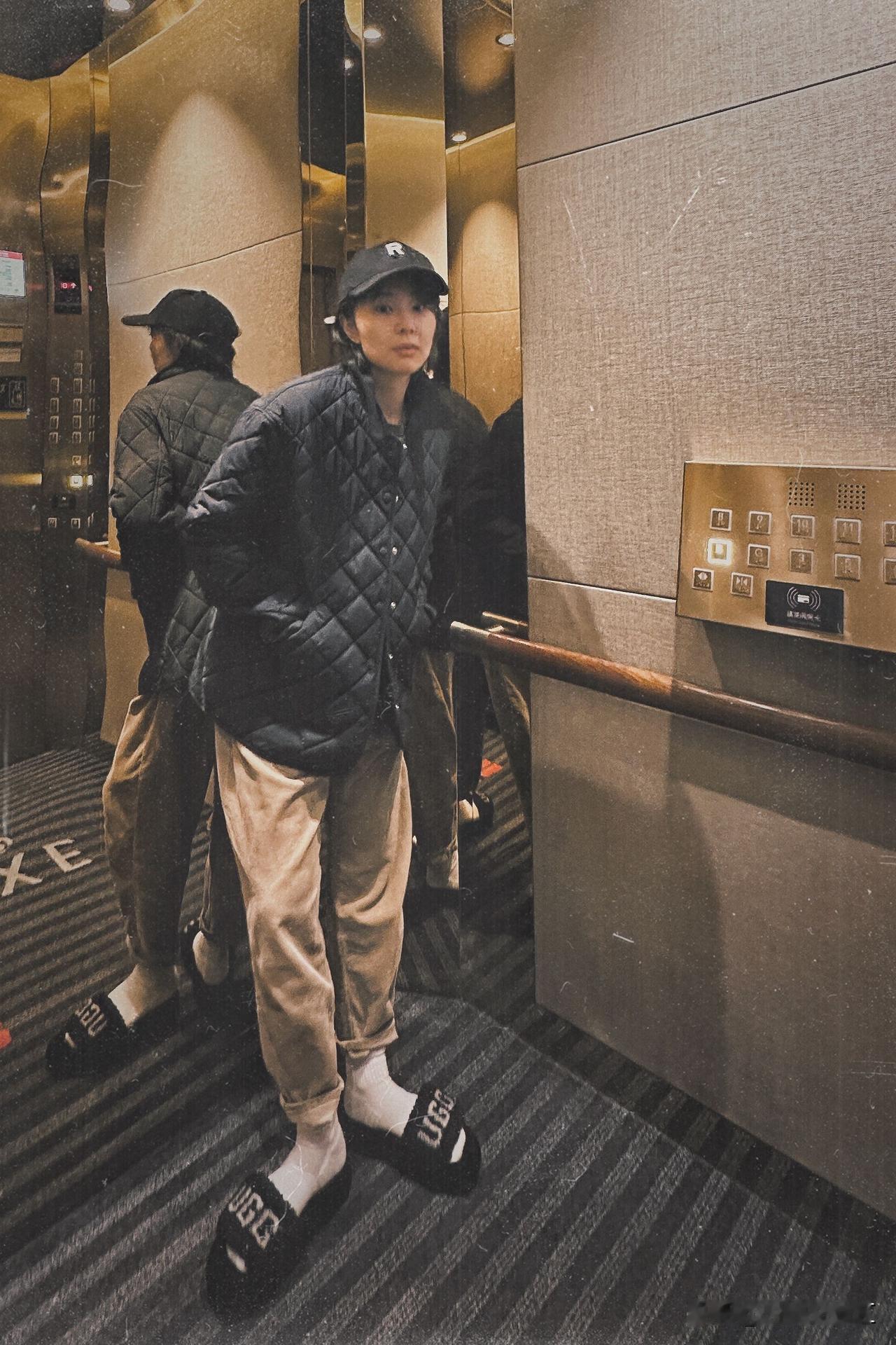 高叶素颜下楼拿快递去！