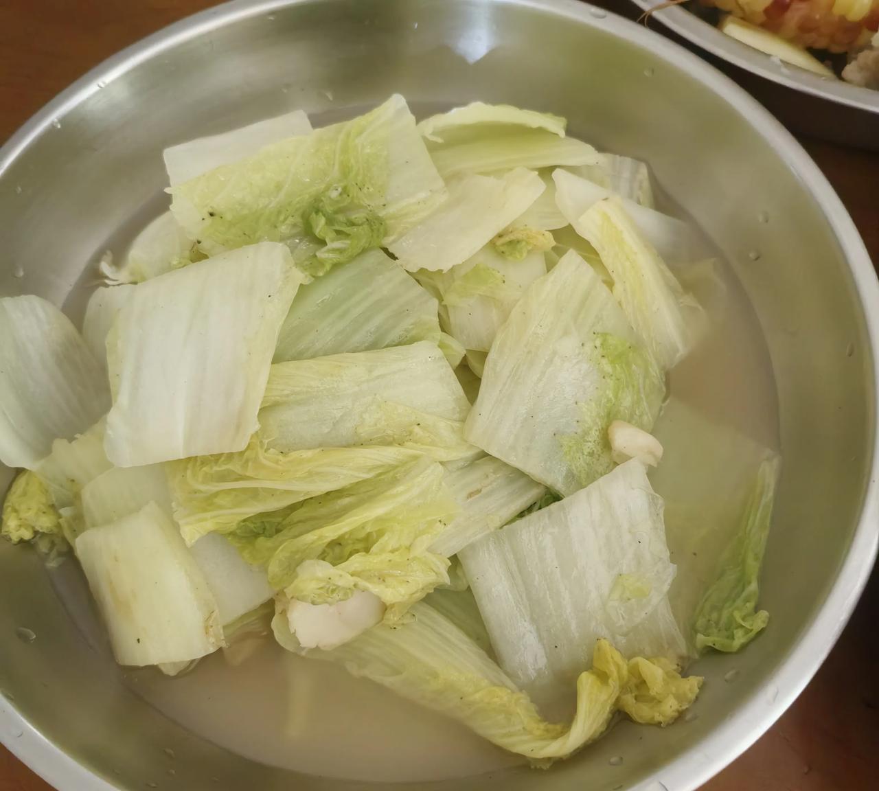 今星期六，老婆说他爸爸最近不想做饭，总是买包子热一热当饭吃，今天我们没事，一起买