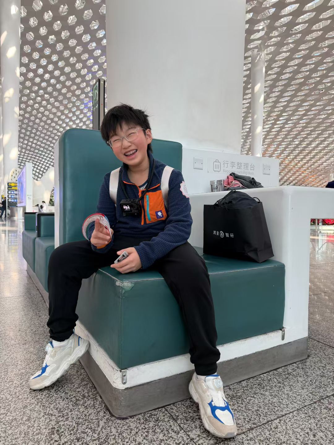 送小阿正一个人去做飞机，深圳机场的爱心陪同很贴心，取机票后会一直陪同送到登机口，