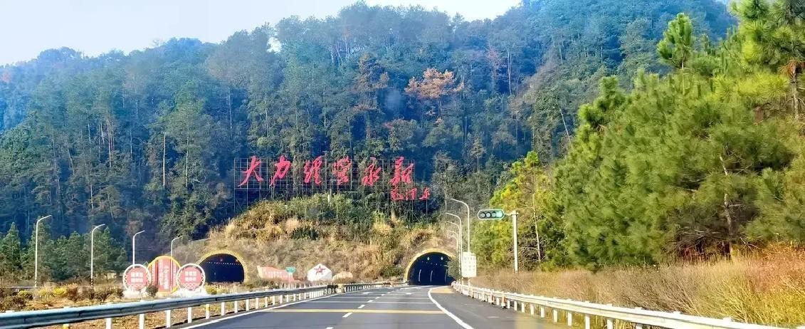 60后夫妻从上海一路自驾到桂林，昨天刚在漓江边停好车，镜头里俩人头发花白却笑得像