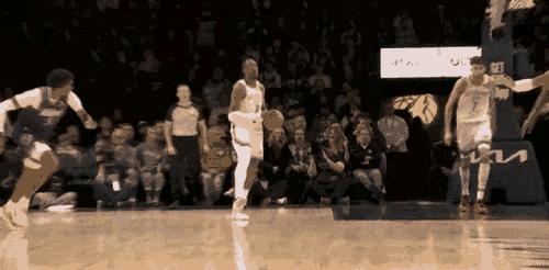 就那个球，华子轻轻碰了他后背一下。你告诉我，一个职业球员，在那种力度下，能瞬间