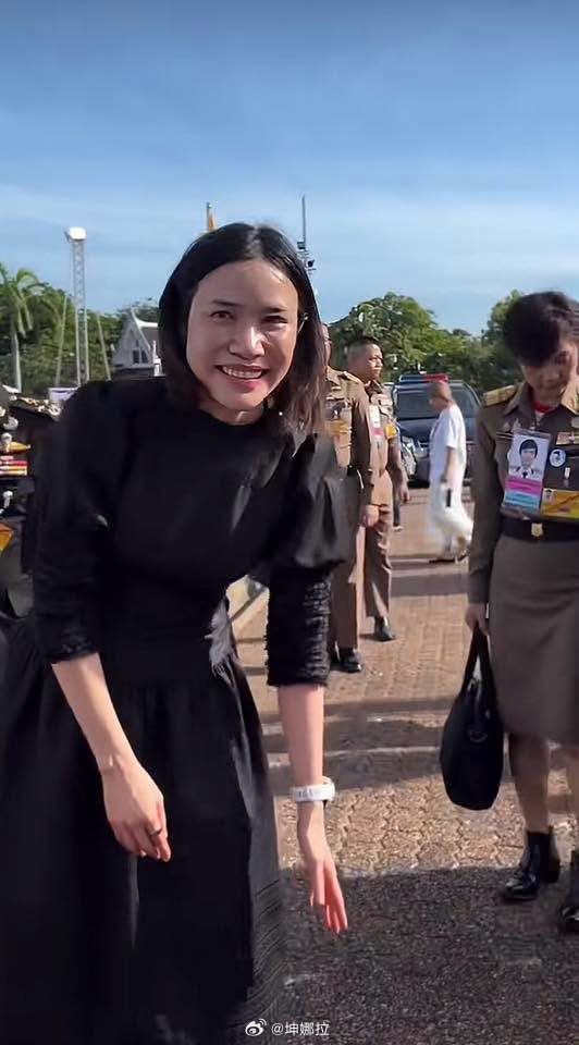 泰国诗妮娜贵妃前往佛统府佛教城区参加功德活动，素颜状态依旧大气。活动结束后预计今