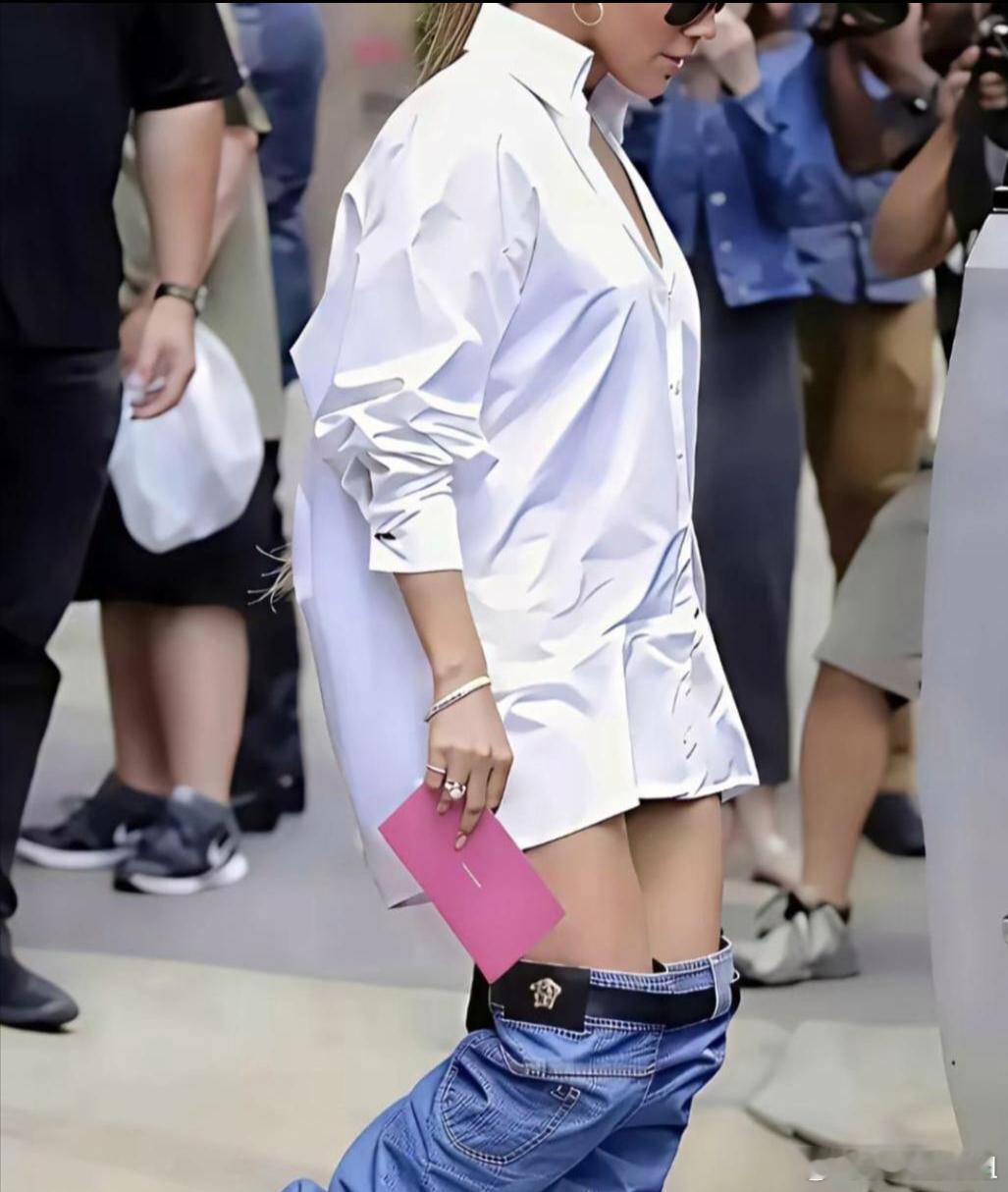 点开图片原来是一双靴子！