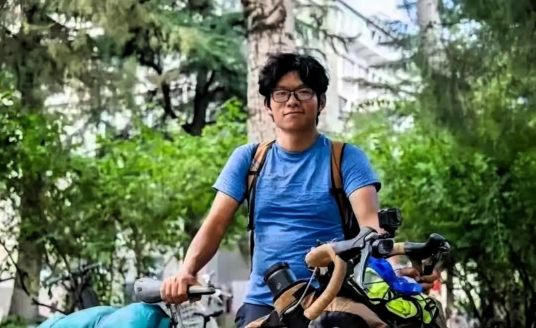 “真虎啊！”19岁昆明小伙考上了北京的大学，但他没有坐飞机，也没有乘高铁，更没有