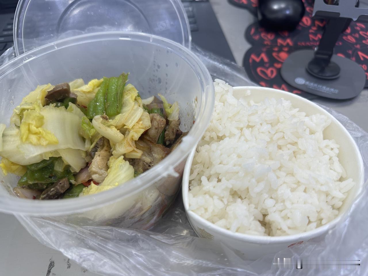 吃午饭啦😊今天依旧是楼下同事帮我打了带上来的，今天吃的是猪肘