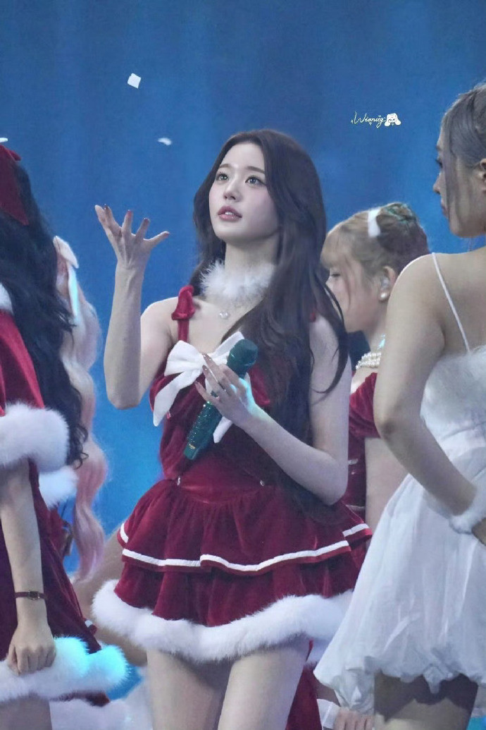 舞台限定可爱暴击！张元英在漫天彩带里认真“捕猎”，盯准目标伸手去抓，没接住还蹲下