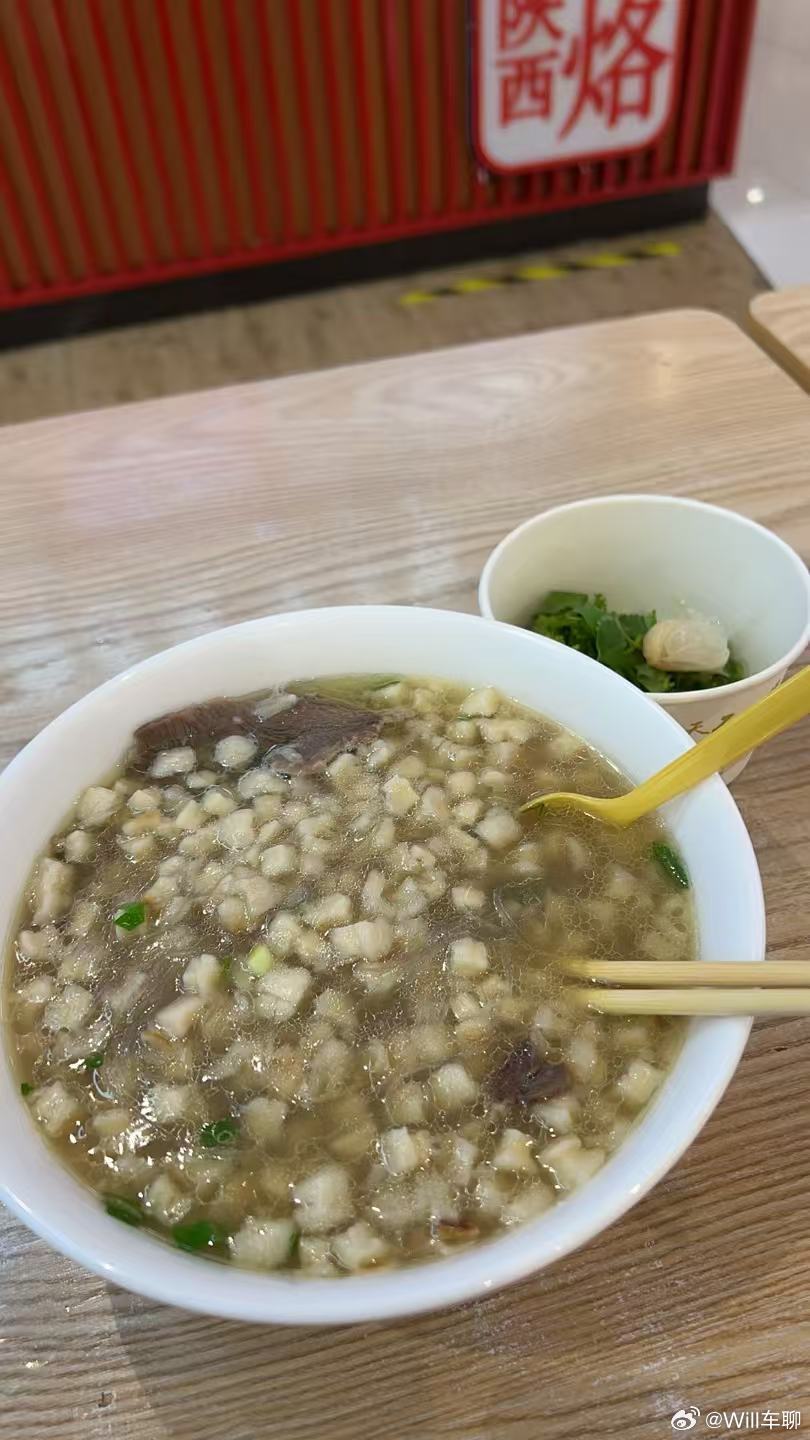 嗯，武汉的早餐也有这个……陕西羊肉泡馍+糖蒜+香菜。碗里是掰成黄豆大小的死面馍，