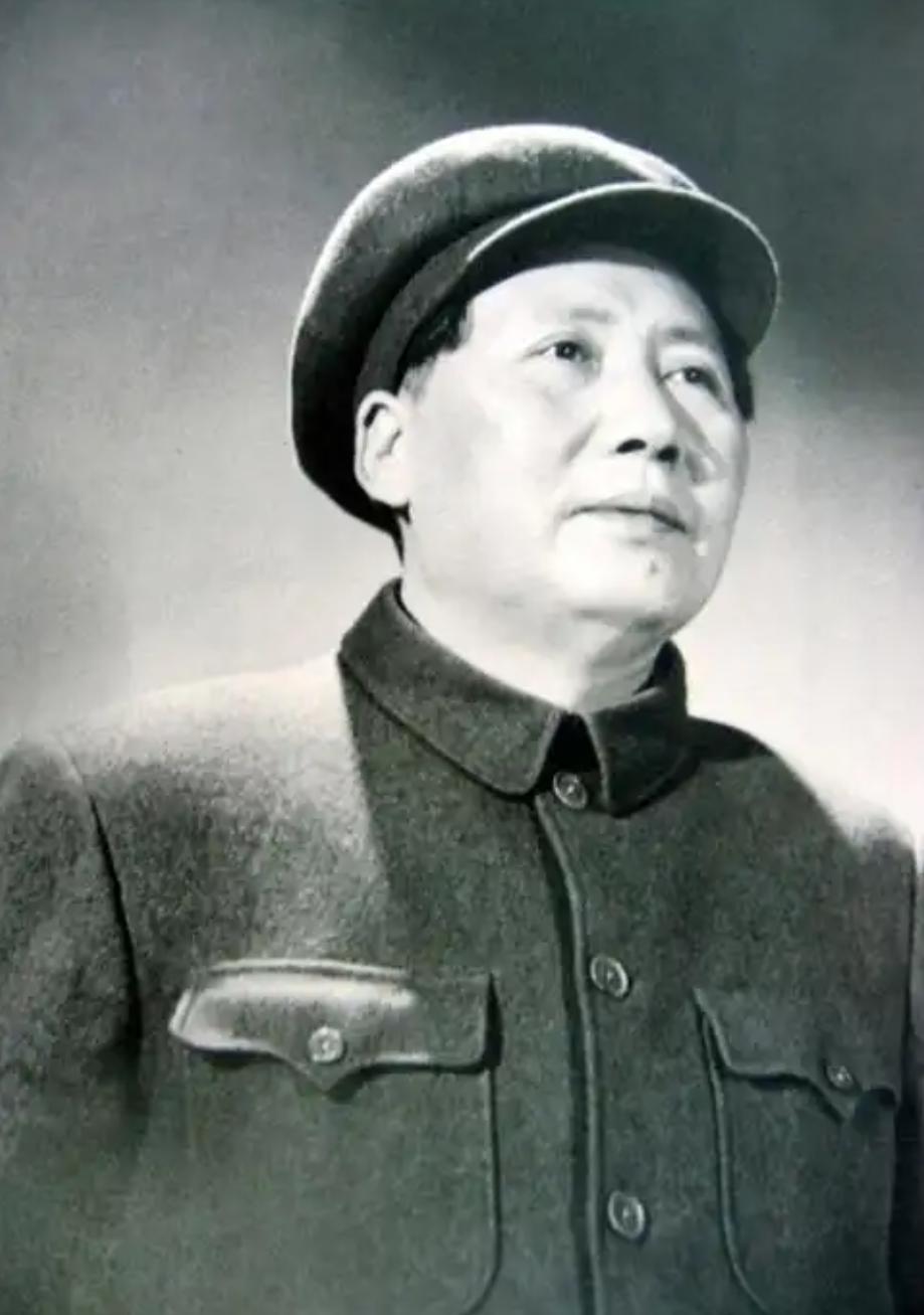 毛主席曾在外宾面前谈到接班人，连续点了几个人名。说到周恩来时，他先给出极高评价：
