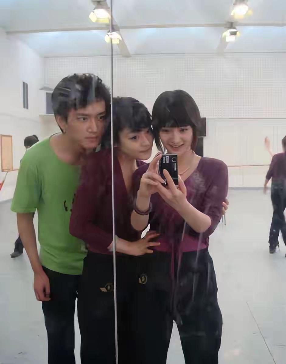 18岁杨幂北电形体课旧照疯传！婴儿肥配厚刘海，青春感溢出屏幕。画面里的她顶