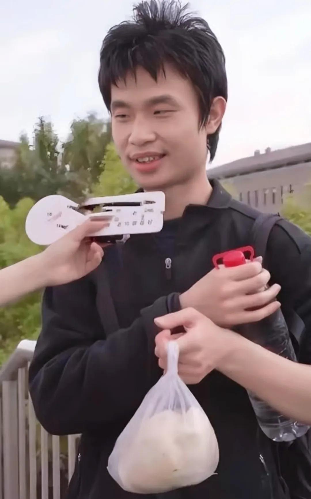 34岁，天天拎着个破矿泉水瓶子，连人情世故的边儿都不沾。换