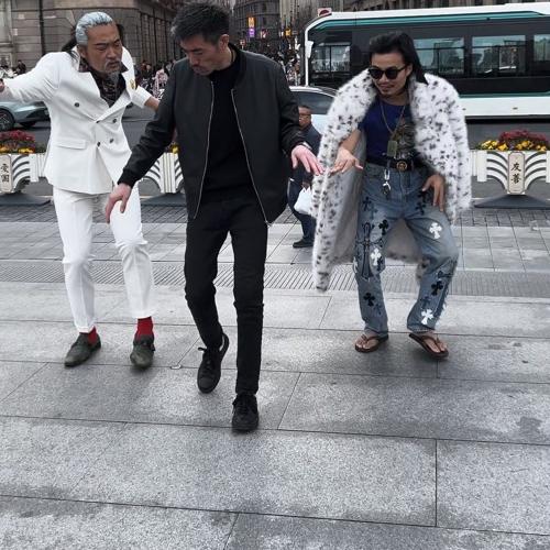 阿四一场直播20万，一条广告20万。网红阿四，粉丝破千万。另一头，是95